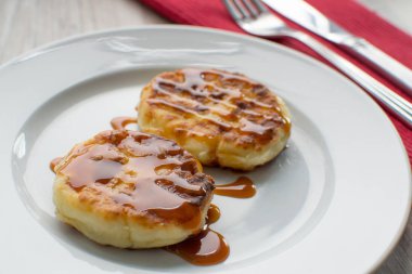 Akçaağaç şurubu ile lezzetli gözleme yakın çekim