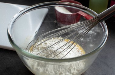 Krep veya koyu arka plan üzerinde krep çiğ hamur. Üstte görüntü.