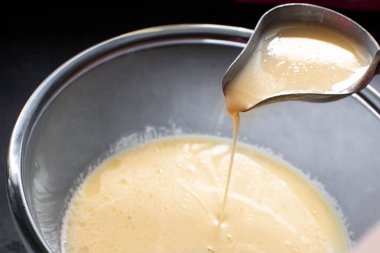 Krepler ya da koyu arkaplanda çiğ krep. Krep hazırlığı.