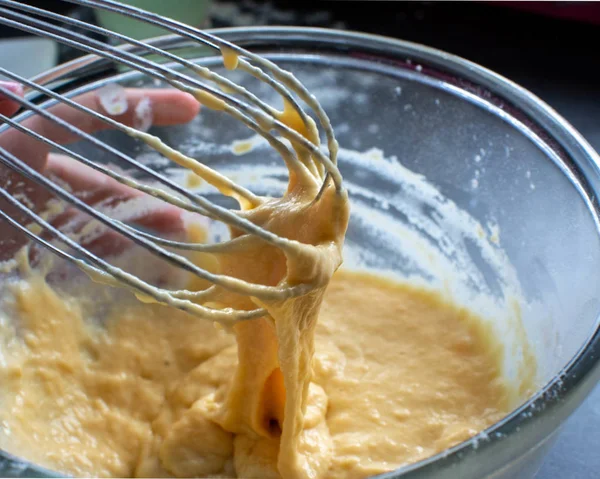 Koyu arka planda krep veya krep çiğ hamur. 