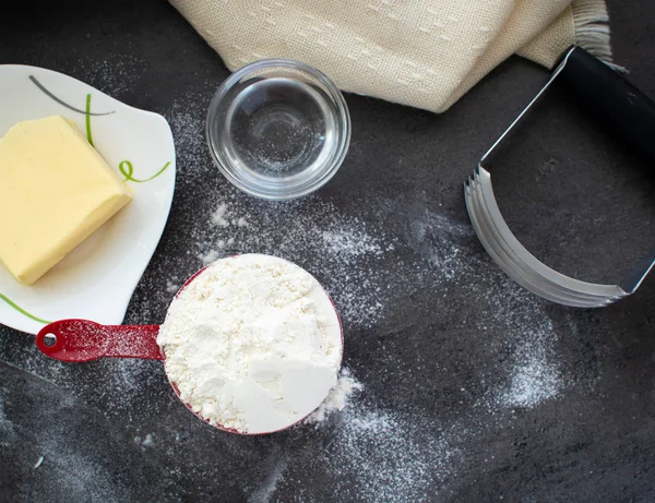 Siyah masa arka plan üzerinde beyaz dört ve tereyağı