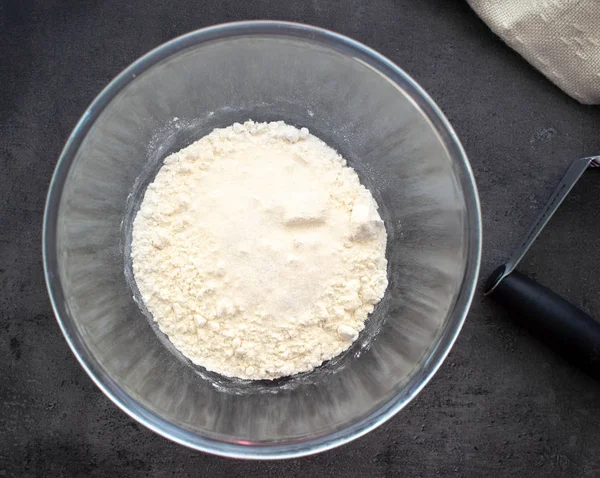 Cam bir kapta un. Üstte görüntü.