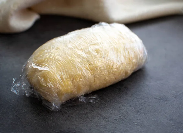 Adım adım tarifi. Plastik sargı ile kaplı hamur.