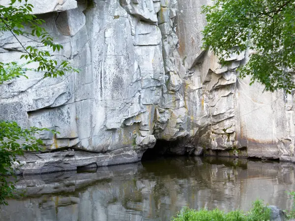 Gölün arkasında büyük beyaz kayalar. Kayaların suda yansıması    