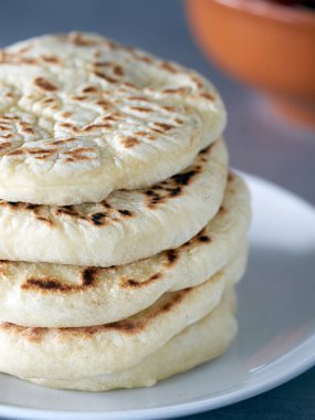 Beyaz tabakta Arap Pita ekmeği Geleneksel ve tipik Arap mutfağı