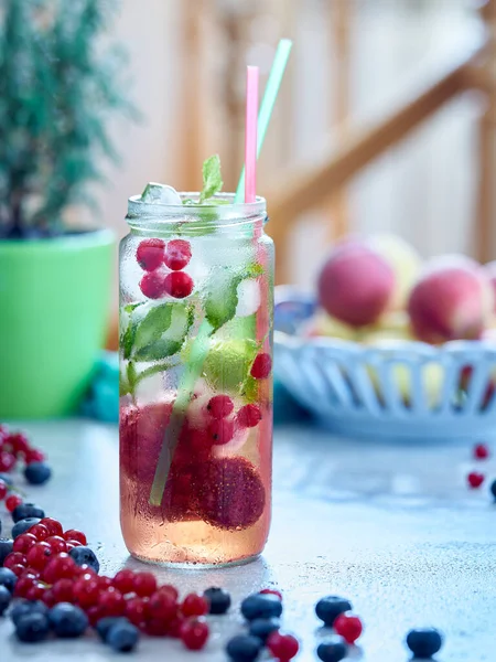 Yabanmersinli soğuk meyve çayı, üzümlü limonata, naneli ve buzlu cam kavanozda. Seçici odak resmi. Dikey görünüm.    