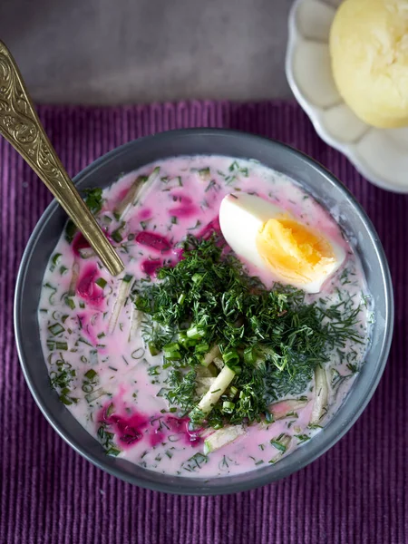 Mor masa örtüsüne pancar, salatalık, bitki ve yumurta konmuş sebze ve mor kırmızı çorba..          