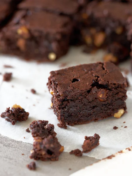 Kağıt üzerinde çikolatalı kek. Ev yapımı fırın ve tatlı. Fırın, şekerleme konsepti  