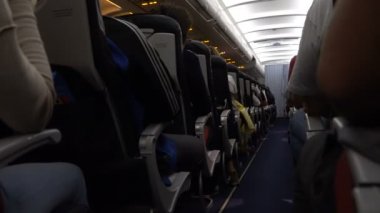 Uçak uçuş sırasında koltuk yolcuları ile iç. Koridor üzerinde koltukları