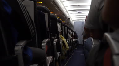 Uçak uçuş sırasında koltuk yolcuları ile iç. Koridor üzerinde koltukları