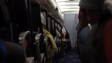 Uçak uçuş sırasında koltuk yolcuları ile iç. Koridor üzerinde koltukları