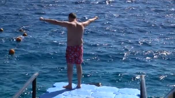 Un homme qui saute dans la mer. 120 ips — Video