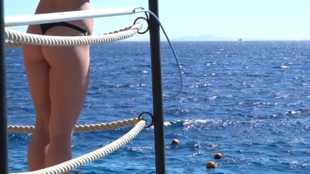 Woman buttocks slim figure on sea background.120fps — Stock Video