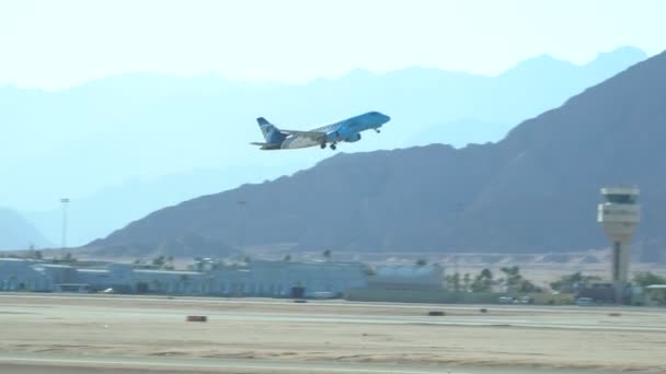 Airplanes take off at Airport. SHARM EL SHEIKH, EGYPT — Stock Video