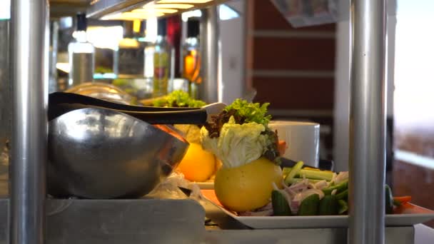 Samenstelling van het voedsel in het restaurant. Traiteurdienst — Stockvideo