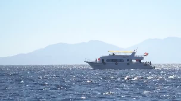 Elegante y elegante barco de motor en marcha. Yate y Tropic Island — Vídeo de stock