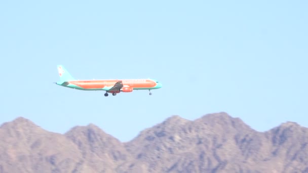 Flugzeug landet vor dem Hintergrund der wunderschönen Berge. 17.03.2018 Sharm-el-Sheikh, Ägypten — Stockvideo