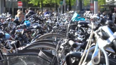 Amsterdam şehir güzel sakin sahne. Köprünün diğer tarafında kanal Caddesi boyunca Bisiklet