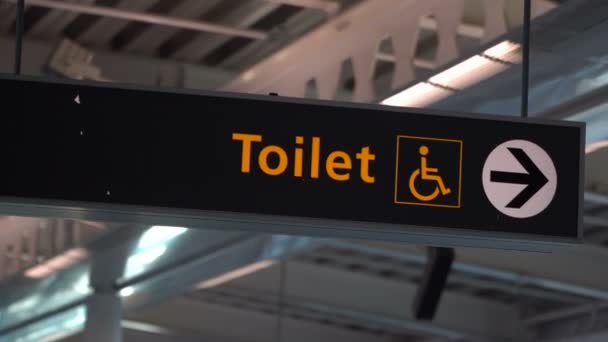 Sinais de banheiros públicos com um símbolo de acesso desativado — Vídeo de Stock