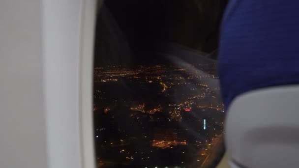 Paesaggio urbano notturno dal finestrino dell'aereo nel cielo — Video Stock