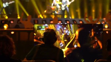 Bir açık hava sahne bir konser için hazırlanıyor