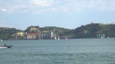 Acil müdahale için nehirde devriye botu