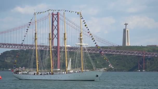 Belo barco à vela turística em Lisboa no dia de verão — Vídeo de Stock