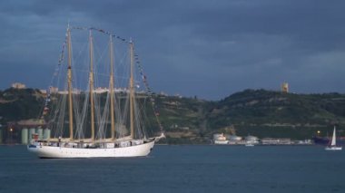 Güzel turistik Yelkenli tekne Lizbon yaz gününde