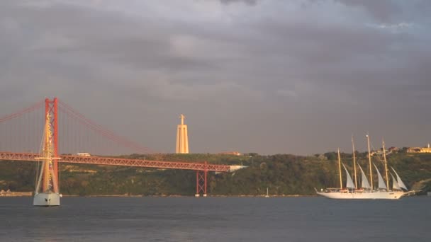 Belo barco à vela turística em Lisboa no dia de verão — Vídeo de Stock