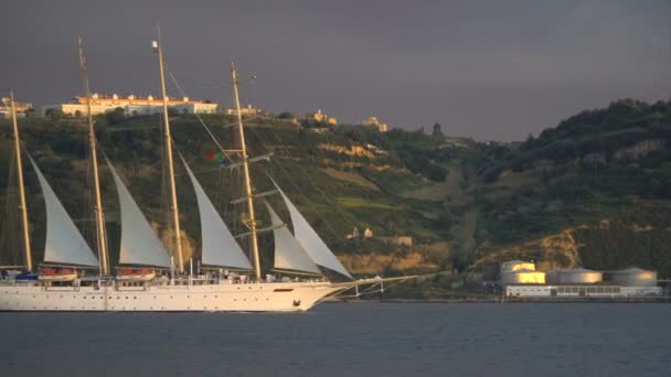 Vackra turistiska segelbåt i Lissabon sommardag — Stockvideo