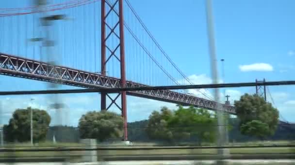 Езда по Лиссабонскому мосту 25 апреля в прекрасный летний день — стоковое видео