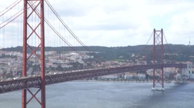 Lizbon Bridge'de Nisan 25 güzel yaz günü itibariyle büyük görünümü