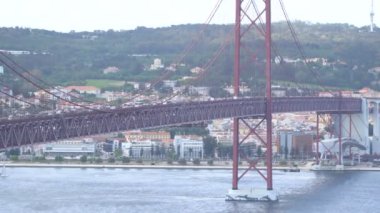 Lizbon Bridge'de Nisan 25 güzel yaz günü itibariyle büyük görünümü