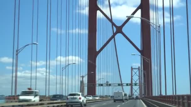 Montar el puente 25 de abril de Lisboa en un hermoso día de verano — Vídeo de stock