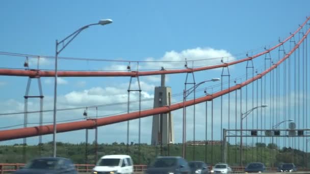 Cavalgando a 25 de Abril Ponte de Lisboa no belo dia de verão — Vídeo de Stock