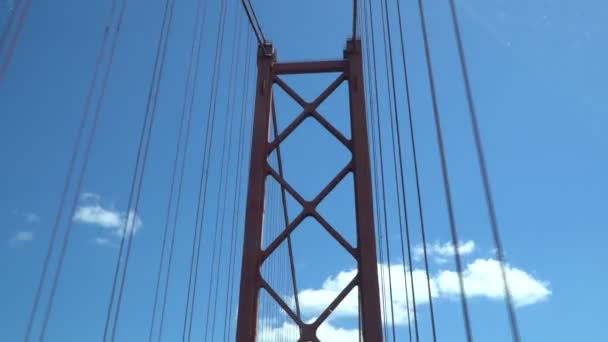 Monter le pont de Lisbonne le 25 avril lors d'une belle journée d'été — Video