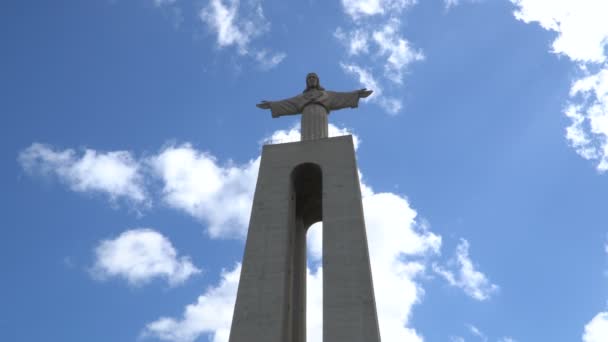 O monumento de Cristo Rei de Jesus Cristo em Lisboa, Portugal — Vídeo de Stock