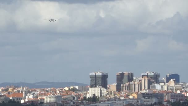 Airplane két motorral, leszállás a futópálya felett a város Lisszabon, Portugália. Hátulnézet — Stock videók