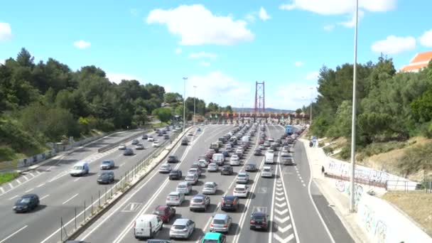 Автомобили проходят через пункт платного шоссе, платную станцию возле моста. Лиссабон, Португалия — стоковое видео