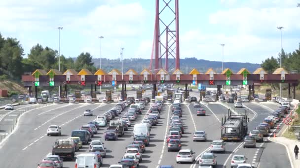 Auto's die het punt van tol snelweg, tolstation passeren in de buurt van de brug. Lissabon, portugal — Stockvideo