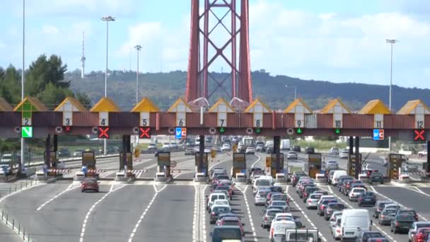 Carros passando pelo ponto de pedágio, estação de pedágio perto da ponte. Lisboa, portugal — Vídeo de Stock