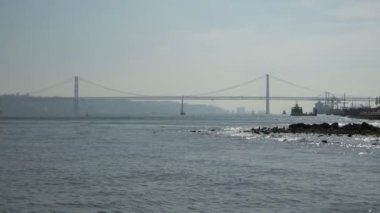 Lizbon, Portekiz Tagus Nehri üzerinde 25 de Abril köprü