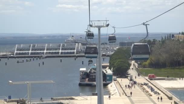 Funicular ou ropeway e transporte público através de golfo ou rio em Lisboa, Portugal — Vídeo de Stock