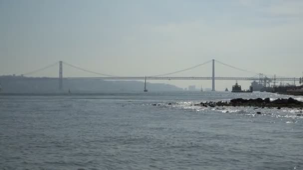 Il ponte 25 de Abril sul fiume Tago a Lisbona, Portogallo — Video Stock