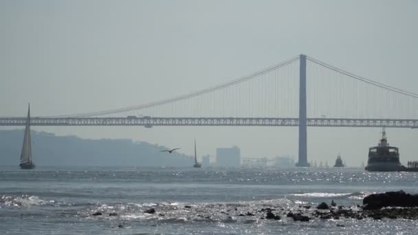 25 de Abril híd Tajo folyó, Lisszabon, Portugália — Stock videók