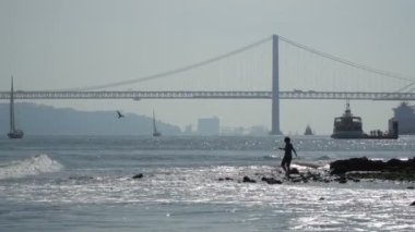 Lizbon, Portekiz Tagus Nehri üzerinde 25 de Abril köprü
