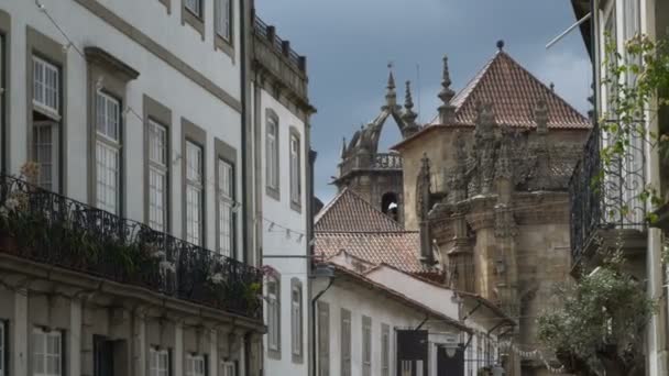 Oude architectuur en het kasteel van Braga, Portugal — Stockvideo