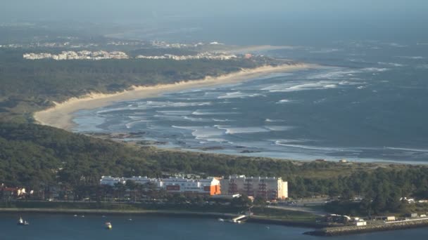 Vista superior de una hermosa playa de arena con las olas azules rodando en la orilla, algunas rocas presentes. Portugal — Vídeo de stock