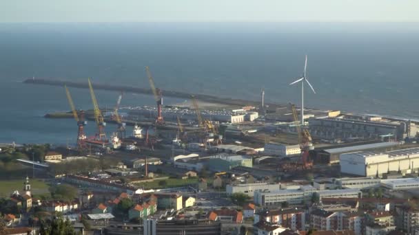 Gran puerto marítimo industrial en Portugal — Vídeo de stock