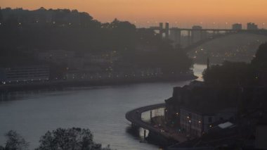 Porto, Portekiz tarihi şehir gece görüntüsü